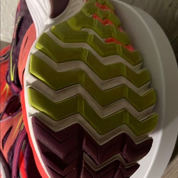 Saucony Pink and Purple Athletic Shoes Vibrant Design - Picture 6 of 7